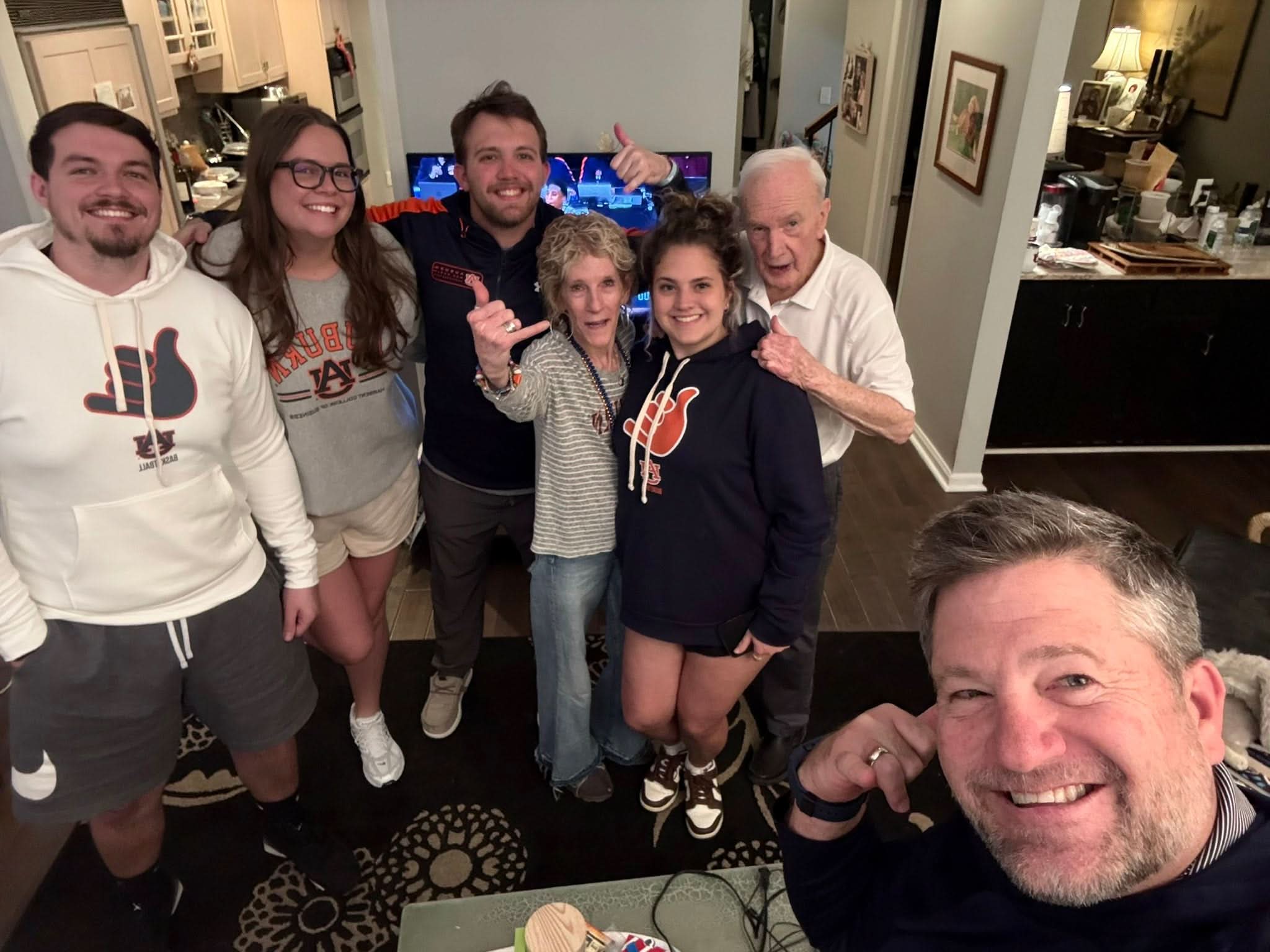 Auburn Basketball: Hand Sign